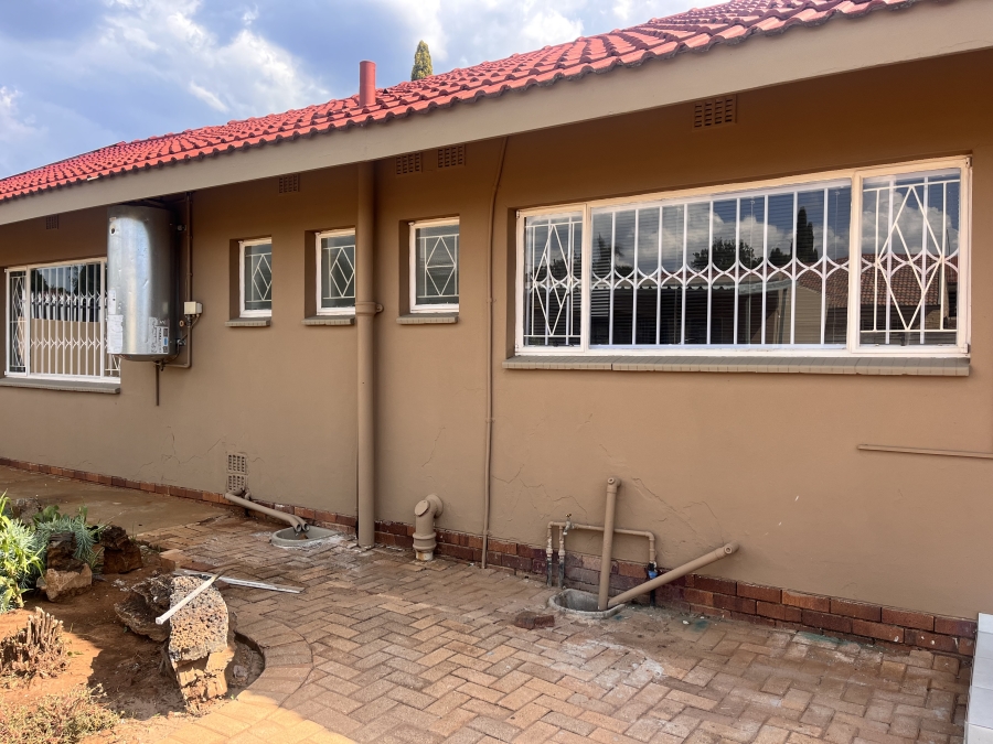 To Let 3 Bedroom Property for Rent in Flamwood North West